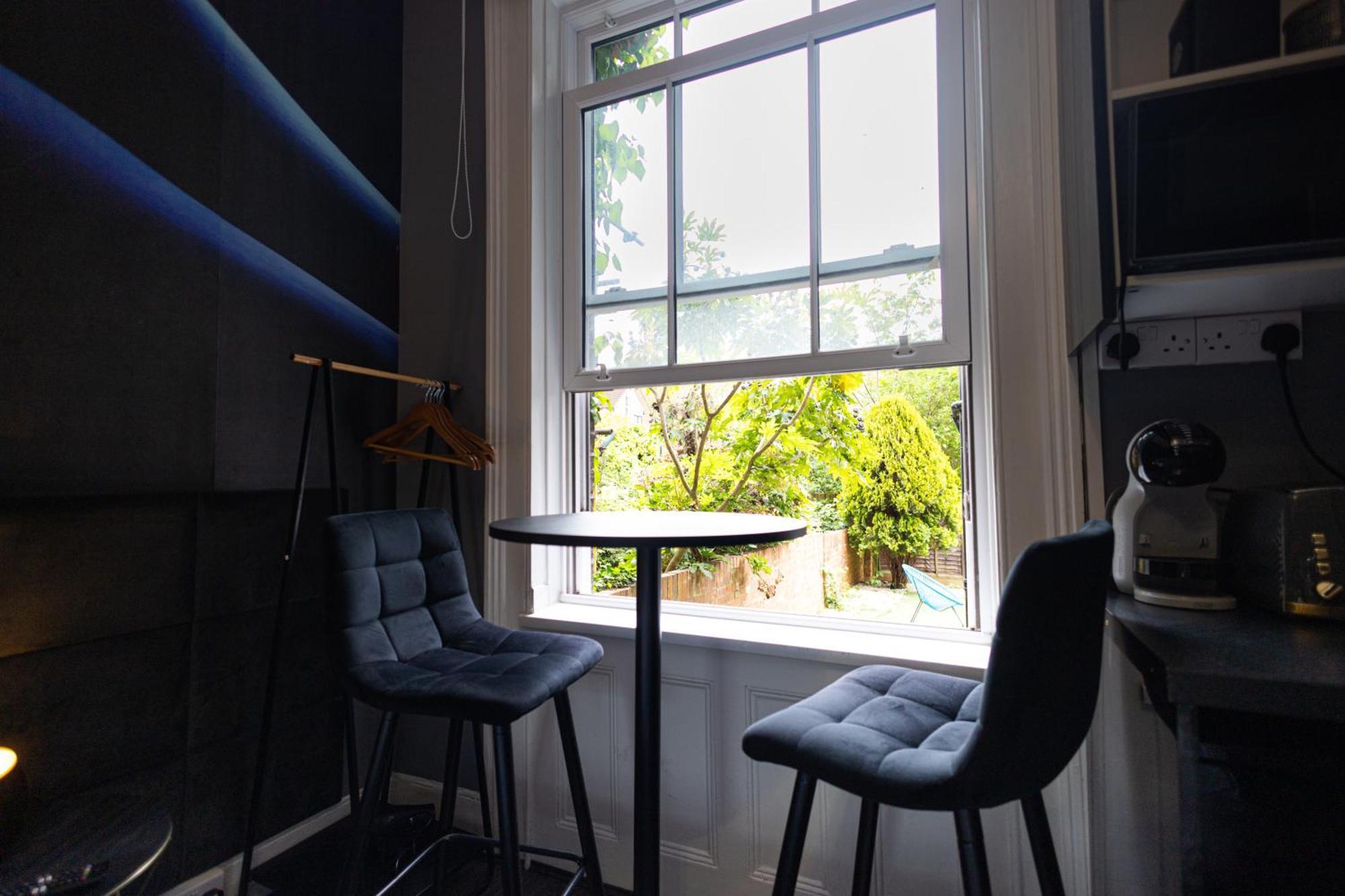 London, Jacuzzi 1 Bedroom Apartment Лондон Экстерьер фото