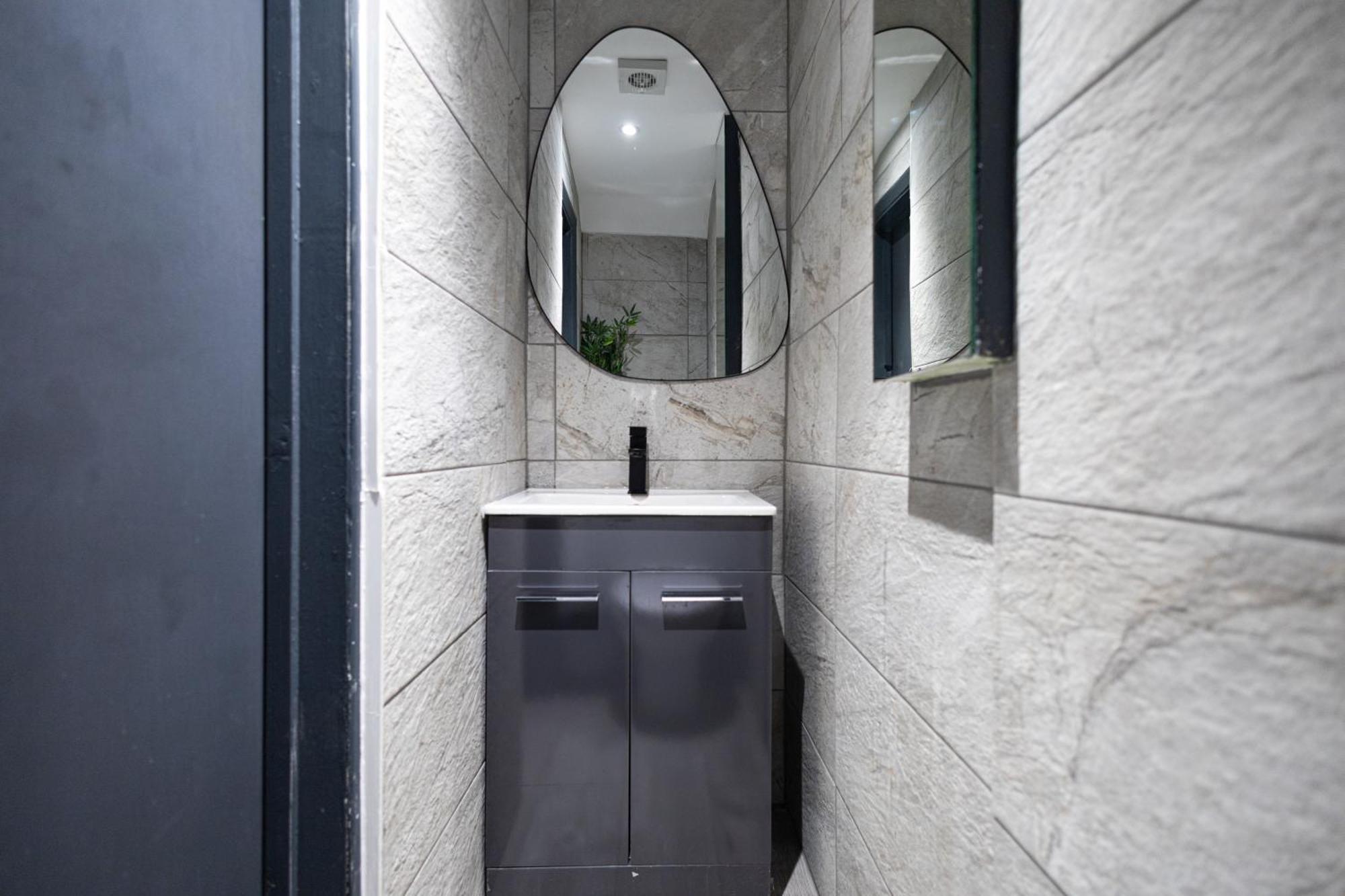 London, Jacuzzi 1 Bedroom Apartment Лондон Экстерьер фото