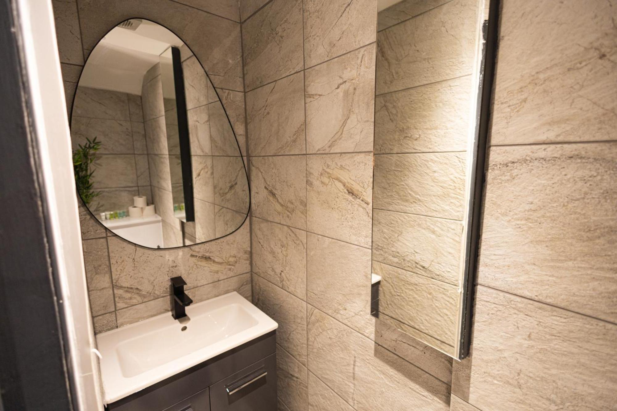 London, Jacuzzi 1 Bedroom Apartment Лондон Экстерьер фото