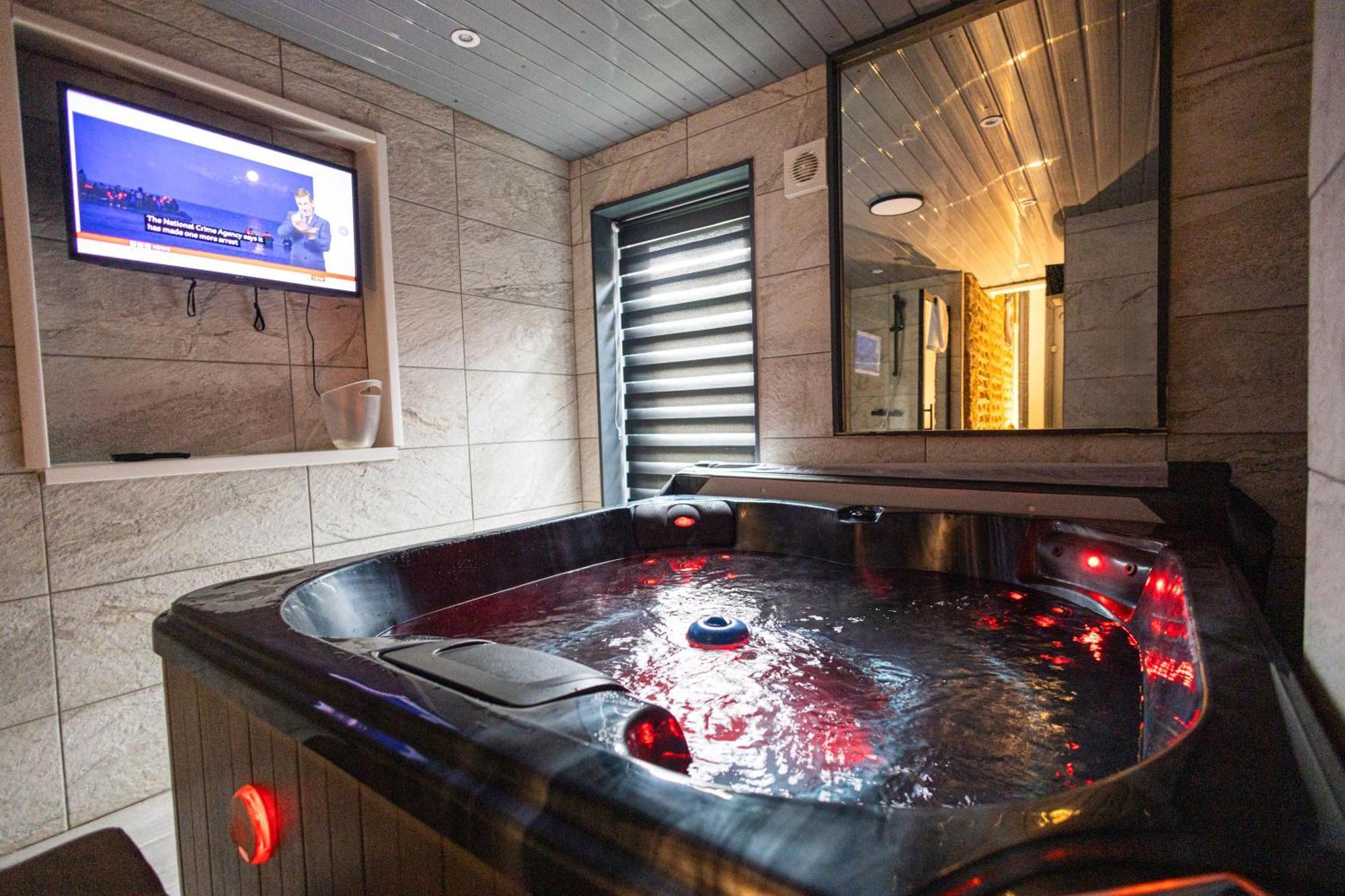 London, Jacuzzi 1 Bedroom Apartment Лондон Экстерьер фото
