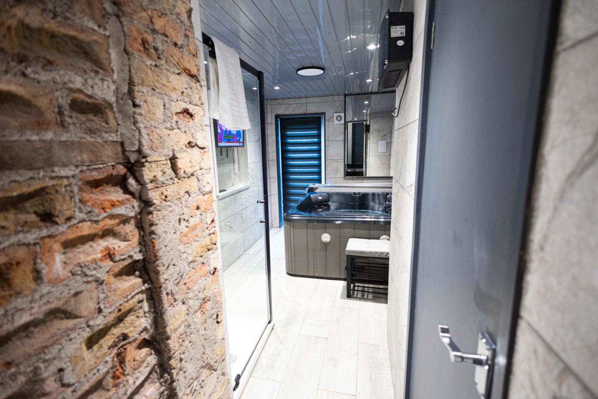 London, Jacuzzi 1 Bedroom Apartment Лондон Экстерьер фото