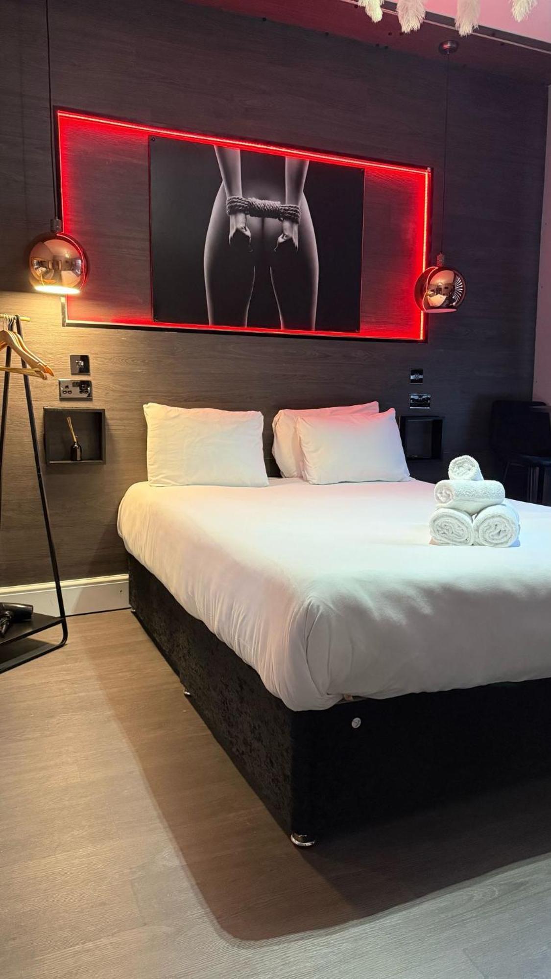 London, Jacuzzi 1 Bedroom Apartment Лондон Экстерьер фото